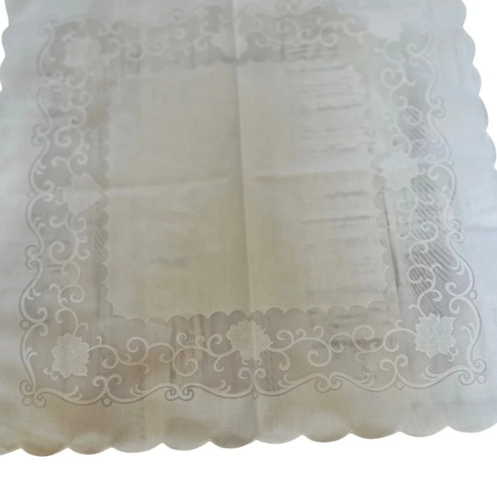 Set of 5 White Embroidered Linen Napkins Scalloped Edge Floral Detail‎